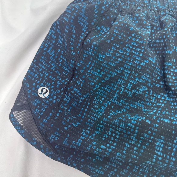 Lululemon Athletica Blue/Black 2.5” Hotty Hot Shorts 6 - Picture 3 of 3